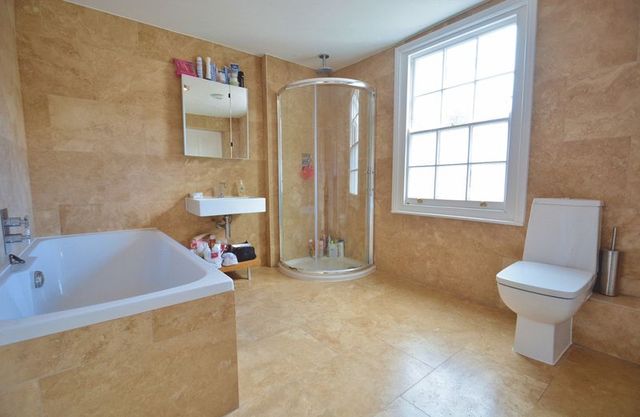  Image of 6 bedroom Terraced house for sale in High Street Thame OX9 at 18 High Street  Thame, OX9 2BZ