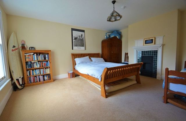  Image of 6 bedroom Terraced house for sale in High Street Thame OX9 at 18 High Street  Thame, OX9 2BZ