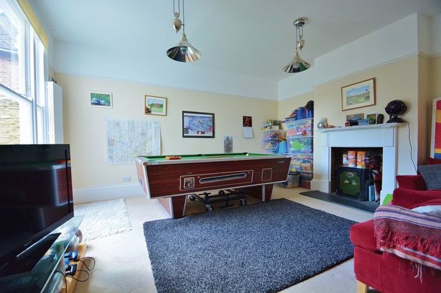  Image of 6 bedroom Terraced house for sale in High Street Thame OX9 at 18 High Street  Thame, OX9 2BZ