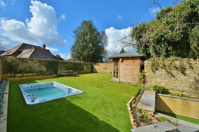  Image of 6 bedroom Terraced house for sale in High Street Thame OX9 at 18 High Street  Thame, OX9 2BZ