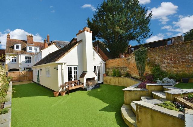  Image of 6 bedroom Terraced house for sale in High Street Thame OX9 at 18 High Street  Thame, OX9 2BZ