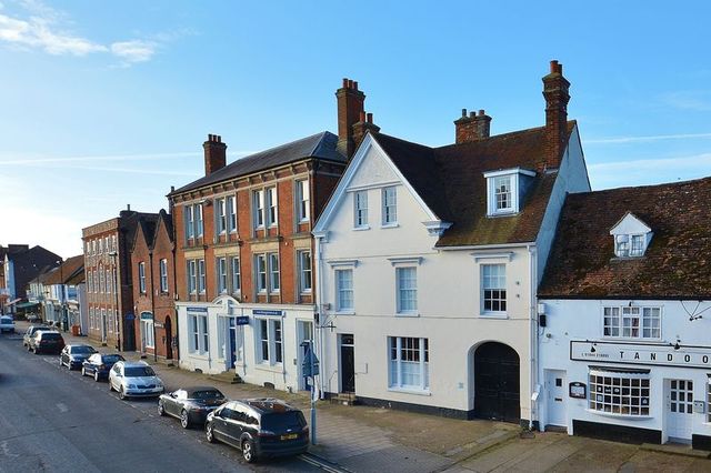  Image of 6 bedroom Terraced house for sale in High Street Thame OX9 at 18 High Street  Thame, OX9 2BZ