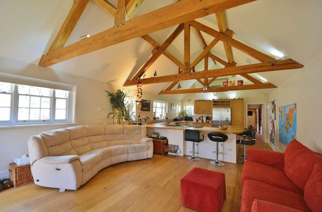  Image of 6 bedroom Terraced house for sale in High Street Thame OX9 at 18 High Street  Thame, OX9 2BZ