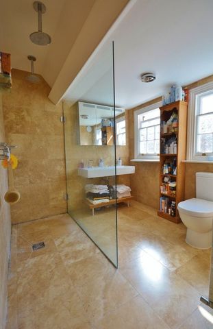  Image of 6 bedroom Terraced house for sale in High Street Thame OX9 at 18 High Street  Thame, OX9 2BZ