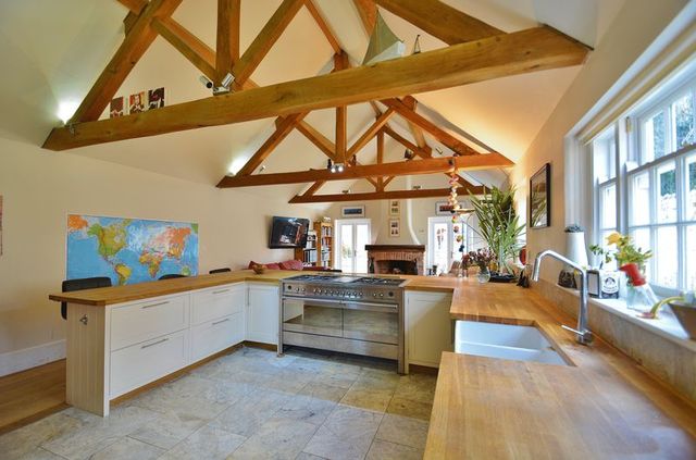  Image of 6 bedroom Terraced house for sale in High Street Thame OX9 at 18 High Street  Thame, OX9 2BZ