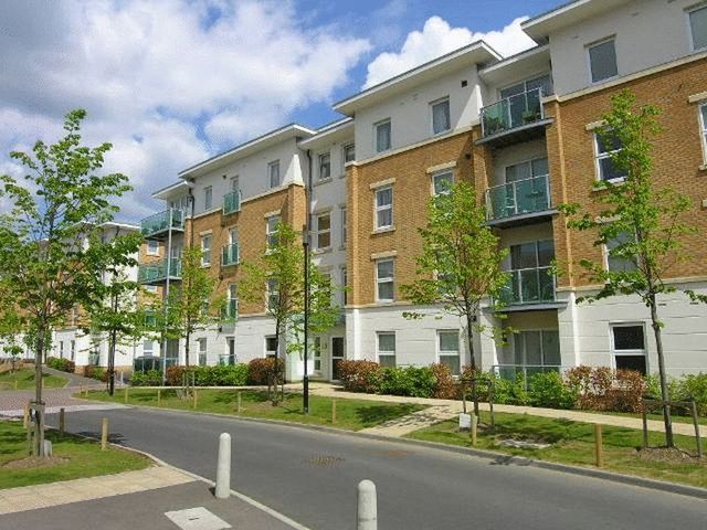  Image of 2 bedroom Flat to rent in Highbury Drive Leatherhead KT22 at Highbury Drive  LEATHERHEAD, KT22 7UN