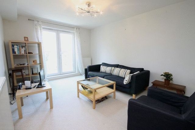  Image of 2 bedroom Flat to rent in Highbury Drive Leatherhead KT22 at Highbury Drive  LEATHERHEAD, KT22 7UN