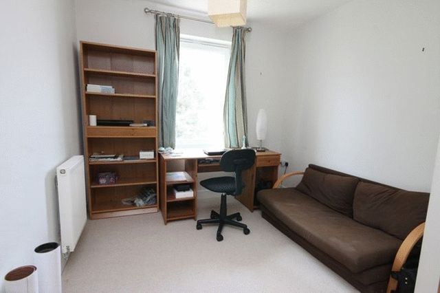  Image of 2 bedroom Flat to rent in Highbury Drive Leatherhead KT22 at Highbury Drive  LEATHERHEAD, KT22 7UN
