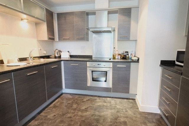  Image of 2 bedroom Flat to rent in Highbury Drive Leatherhead KT22 at Highbury Drive  LEATHERHEAD, KT22 7UN