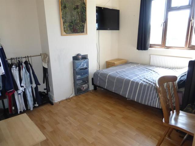  Image of 3 bedroom Semi-Detached house for sale in Hillingdon Road Bexleyheath DA7 at Barnehurst Kent Birling, DA7 6LN