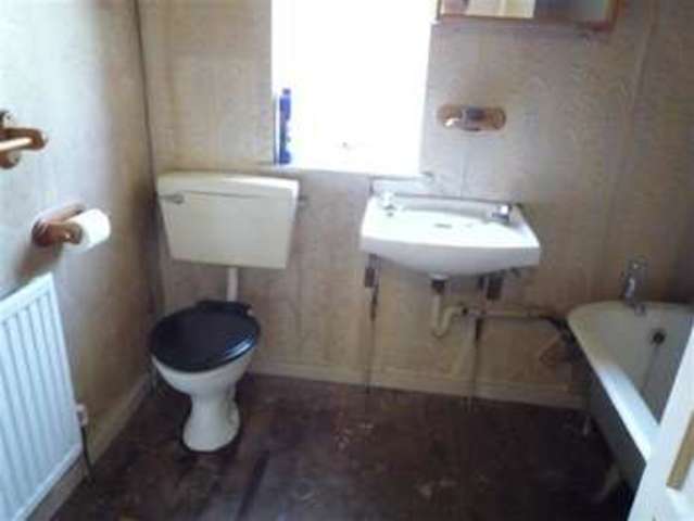  Image of 3 bedroom Terraced house for sale in Holays Huddersfield HD5 at Kirkheaton, HD5 9QX