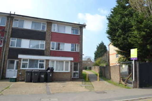  Image of 6 bedroom Terraced house to rent in Howard Road Surbiton KT5 at Surbiton Surrey, KT5 8SA