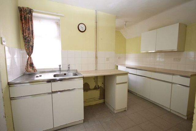  Image of 2 bedroom Cottage for sale in Crown Road Kidlington OX5 at Crown Road  Kidlington, OX5 1AG