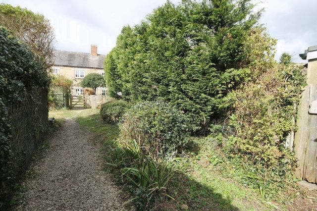  Image of 2 bedroom Cottage for sale in Crown Road Kidlington OX5 at Crown Road  Kidlington, OX5 1AG