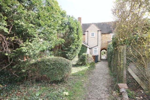  Image of 2 bedroom Cottage for sale in Crown Road Kidlington OX5 at Crown Road  Kidlington, OX5 1AG