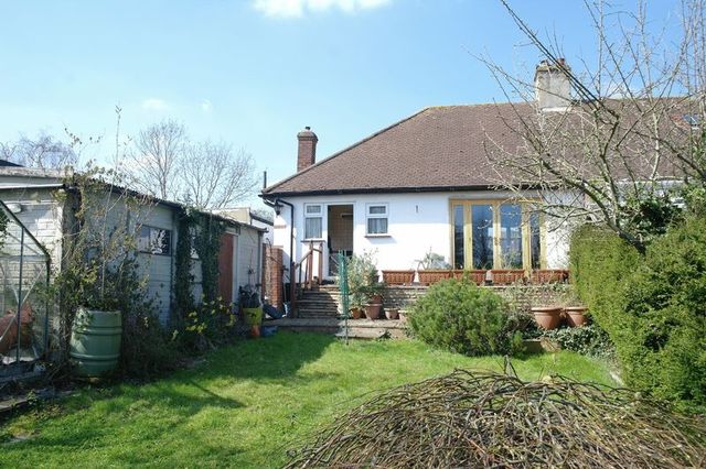  Image of 2 bedroom Detached house for sale in Kingsmead Cuffley Potters Bar EN6 at Kingsmead Cuffley Potters Bar, EN6 4AN