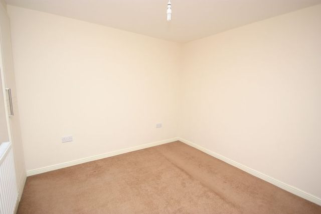  Image of 1 bedroom Flat to rent in Larks Hill Pontefract WF8 at Larks Hill  Pontefract, WF8 4LR