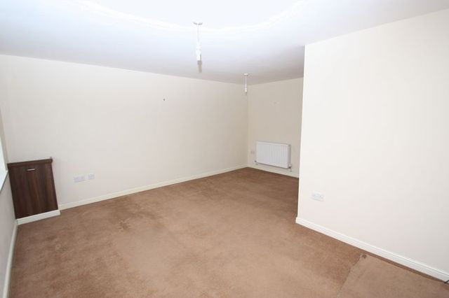  Image of 1 bedroom Flat to rent in Larks Hill Pontefract WF8 at Larks Hill  Pontefract, WF8 4LR