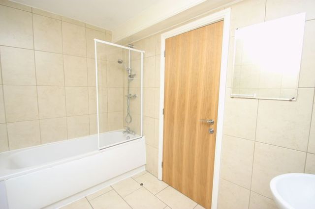  Image of 1 bedroom Flat to rent in Larks Hill Pontefract WF8 at Larks Hill  Pontefract, WF8 4LR