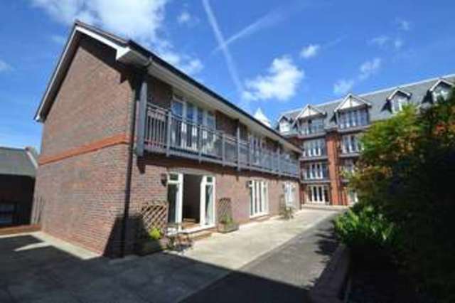  Image of Maisonette to rent in Leret Way Leatherhead KT22 at Leret Way  Leatherhead, KT22 7JL