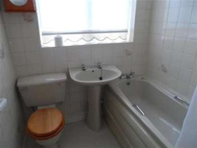  Image of 2 bedroom Bungalow to rent in Longhouse Drive Denholme Bradford BD13 at Denholme, BD13 4NG
