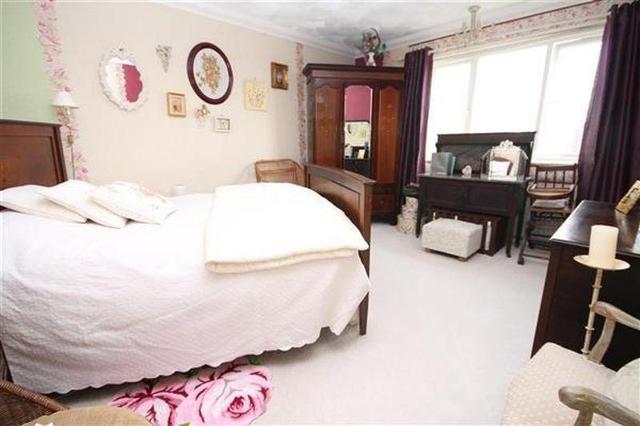  Image of 2 bedroom Flat for sale in Beach Green Shoreham-by-Sea BN43 at Shoreham-by-Sea, BN43 5LQ