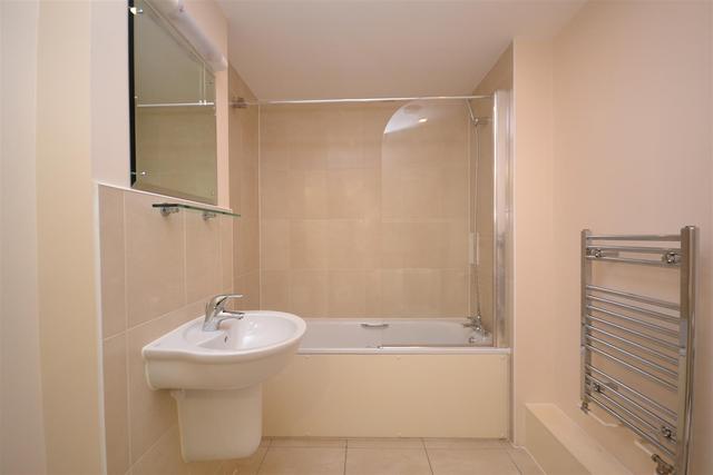  Image of 2 bedroom Property to rent in Lankaster Gardens London N2 at 68 Lankaster Gardens  East Finchley, N2 9FF