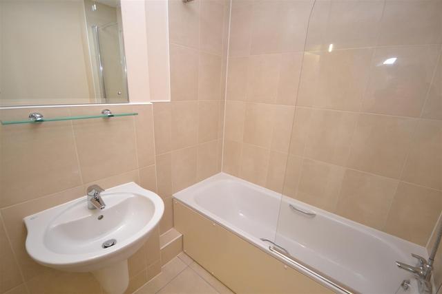  Image of 2 bedroom Property to rent in Lankaster Gardens London N2 at 68 Lankaster Gardens  East Finchley, N2 9FF