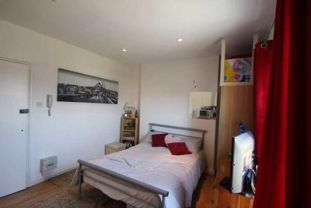  Image of Studio flat to rent in Mildmay Road London N1 at Islington London Islington, N1 4NG