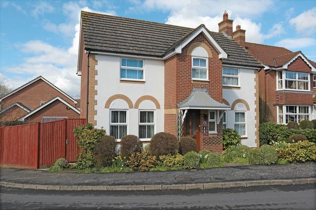  Image of 4 bedroom Detached house for sale in New Barn Lane Ridgewood Uckfield TN22 at New Barn Lane Ridgewood Uckfield, TN22 5EL