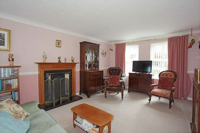 Image of 4 bedroom Detached house for sale in New Barn Lane Ridgewood Uckfield TN22 at New Barn Lane Ridgewood Uckfield, TN22 5EL