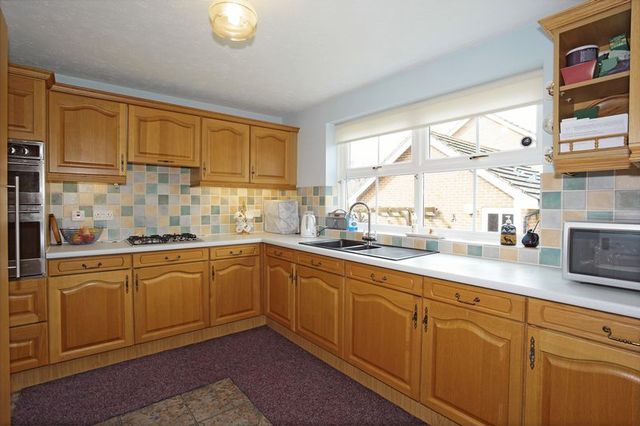  Image of 4 bedroom Detached house for sale in New Barn Lane Ridgewood Uckfield TN22 at New Barn Lane Ridgewood Uckfield, TN22 5EL