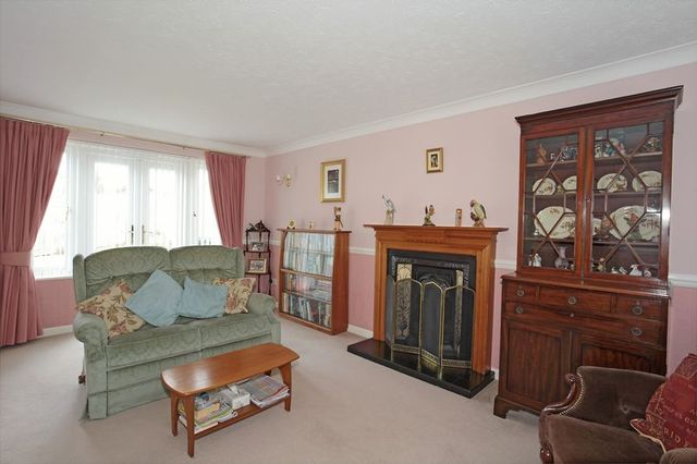  Image of 4 bedroom Detached house for sale in New Barn Lane Ridgewood Uckfield TN22 at New Barn Lane Ridgewood Uckfield, TN22 5EL