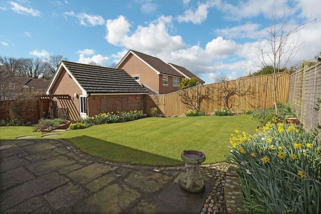  Image of 4 bedroom Detached house for sale in New Barn Lane Ridgewood Uckfield TN22 at New Barn Lane Ridgewood Uckfield, TN22 5EL