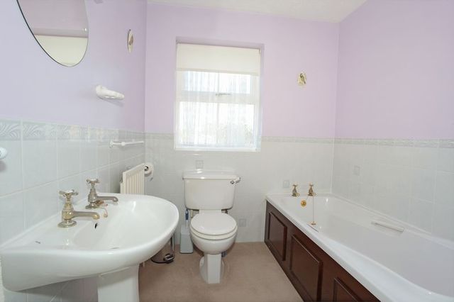  Image of 4 bedroom Detached house for sale in New Barn Lane Ridgewood Uckfield TN22 at New Barn Lane Ridgewood Uckfield, TN22 5EL