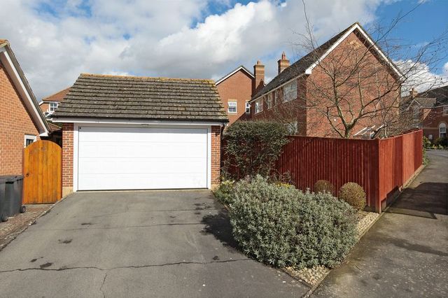  Image of 4 bedroom Detached house for sale in New Barn Lane Ridgewood Uckfield TN22 at New Barn Lane Ridgewood Uckfield, TN22 5EL