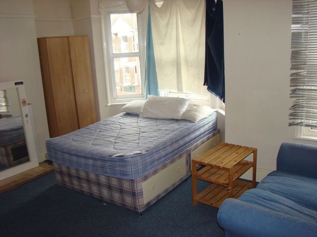  Image of 5 bedroom Terraced house to rent in Newcombe Road Shirley Southampton SO15 at Newcombe Road  SOUTHAMPTON, SO15 2FS