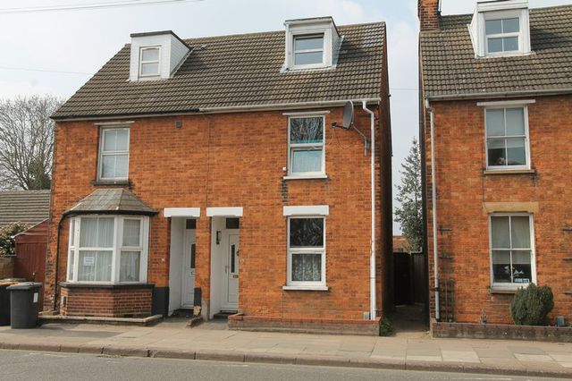  Image of 3 bedroom Property for sale in Newnham Avenue Bedford MK41 at Newnham Avenue  Bedford, MK41 9PX