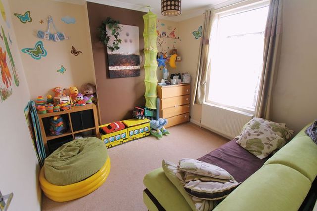  Image of 3 bedroom Property for sale in Newnham Avenue Bedford MK41 at Newnham Avenue  Bedford, MK41 9PX