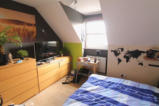  Image of 3 bedroom Property for sale in Newnham Avenue Bedford MK41 at Newnham Avenue  Bedford, MK41 9PX