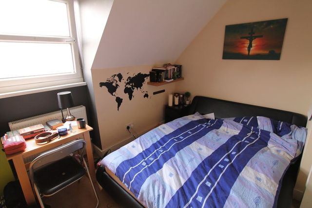  Image of 3 bedroom Property for sale in Newnham Avenue Bedford MK41 at Newnham Avenue  Bedford, MK41 9PX