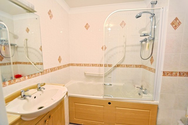  Image of 1 bedroom Retirement Property for sale in The Green Chipping Norton OX7 at 20-24 The Green  Chipping Norton, OX7 5DB