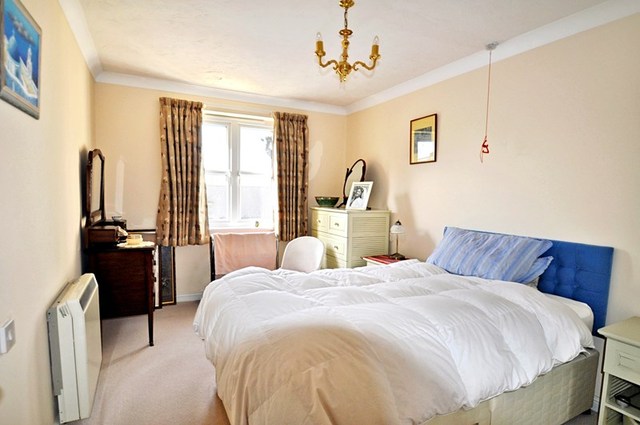  Image of 1 bedroom Retirement Property for sale in The Green Chipping Norton OX7 at 20-24 The Green  Chipping Norton, OX7 5DB