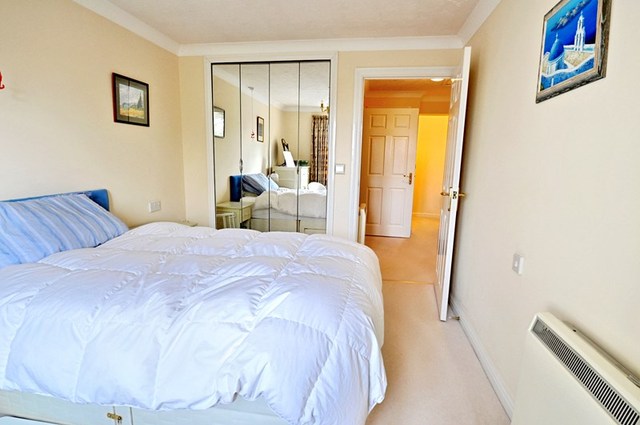  Image of 1 bedroom Retirement Property for sale in The Green Chipping Norton OX7 at 20-24 The Green  Chipping Norton, OX7 5DB