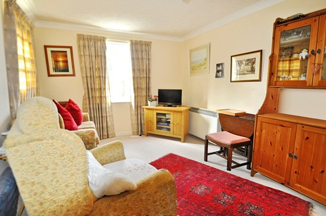 Image of 1 bedroom Retirement Property for sale in The Green Chipping Norton OX7 at 20-24 The Green  Chipping Norton, OX7 5DB