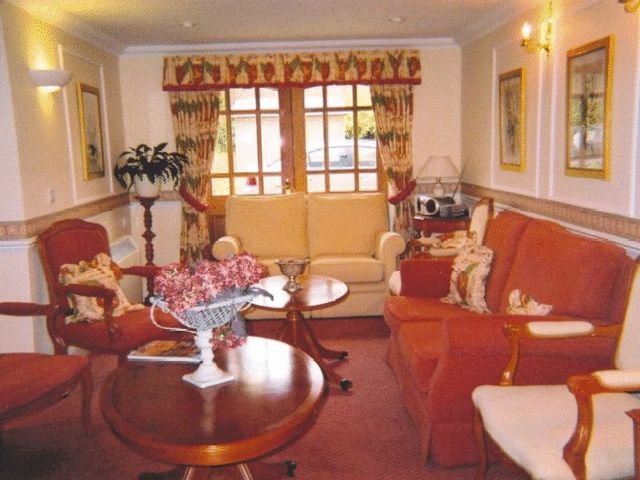  Image of 1 bedroom Retirement Property for sale in The Green Chipping Norton OX7 at 20-24 The Green  Chipping Norton, OX7 5DB