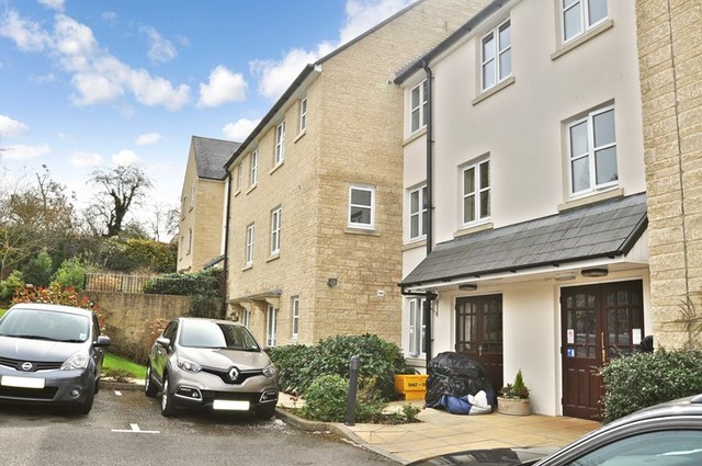  Image of 1 bedroom Retirement Property for sale in The Green Chipping Norton OX7 at 20-24 The Green  Chipping Norton, OX7 5DB