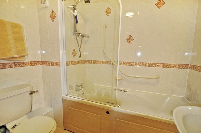  Image of 1 bedroom Retirement Property for sale in The Green Chipping Norton OX7 at 20-24 The Green  Chipping Norton, OX7 5DB