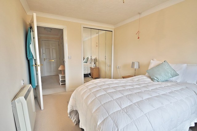  Image of 1 bedroom Retirement Property for sale in The Green Chipping Norton OX7 at 20-24 The Green  Chipping Norton, OX7 5DB