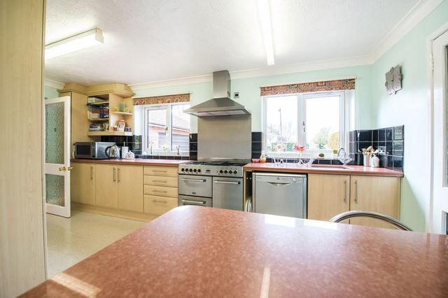  Image of 5 bedroom Detached house for sale in Octavian Drive Bancroft Milton Keynes MK13 at Octavian Drive Bancroft Milton Keynes, MK13 0PN